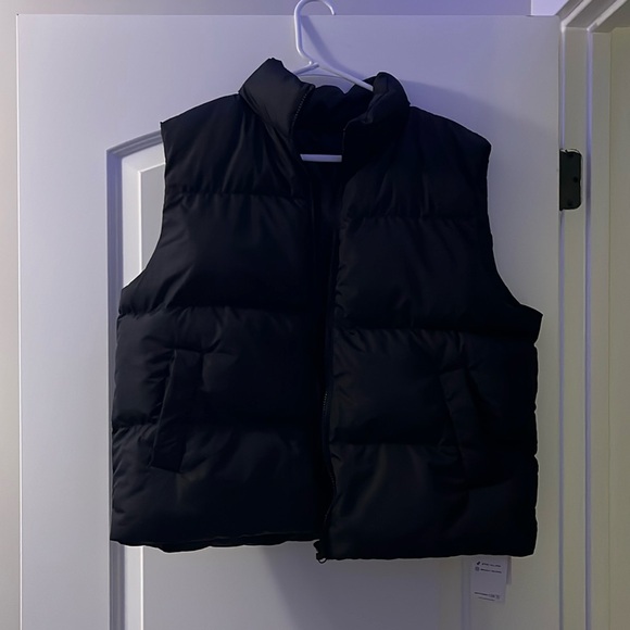 Jackets & Blazers - Super cute L black puffer jacket without sleeves